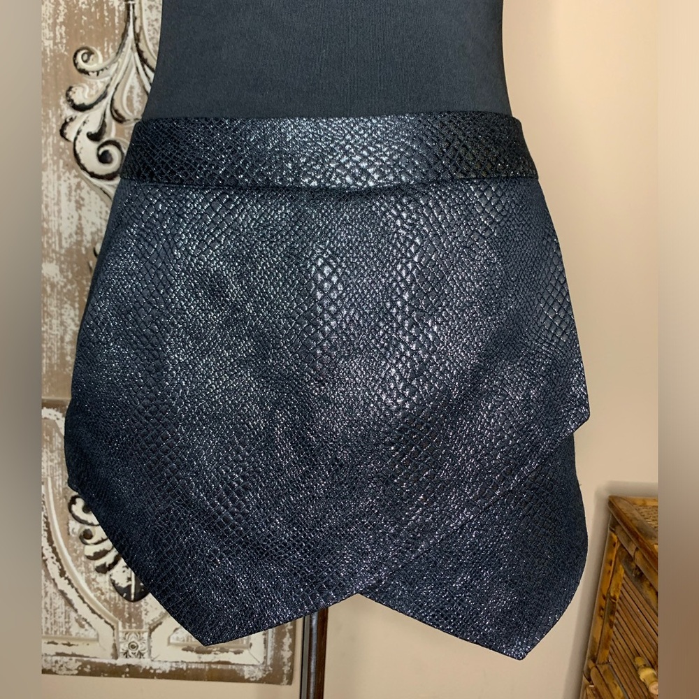 Express Envelope Skort Shorts Gunmetal Metallic Black size 6 NWT Snake Pattern